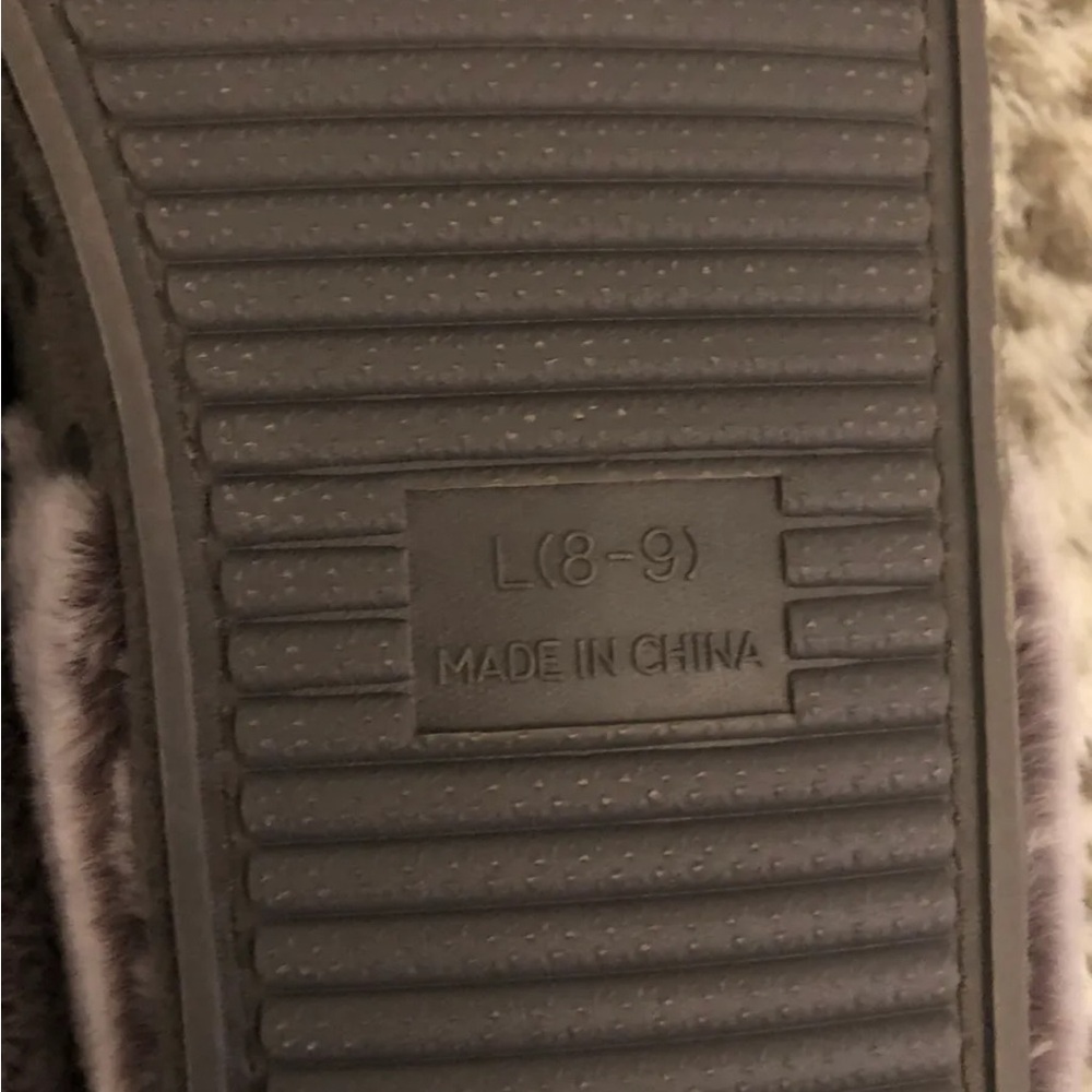 Jessica Simpson Indoor/outdoor Slipper
Gray Leopard & Fur Size Large 8-9 - Picture 4 of 5